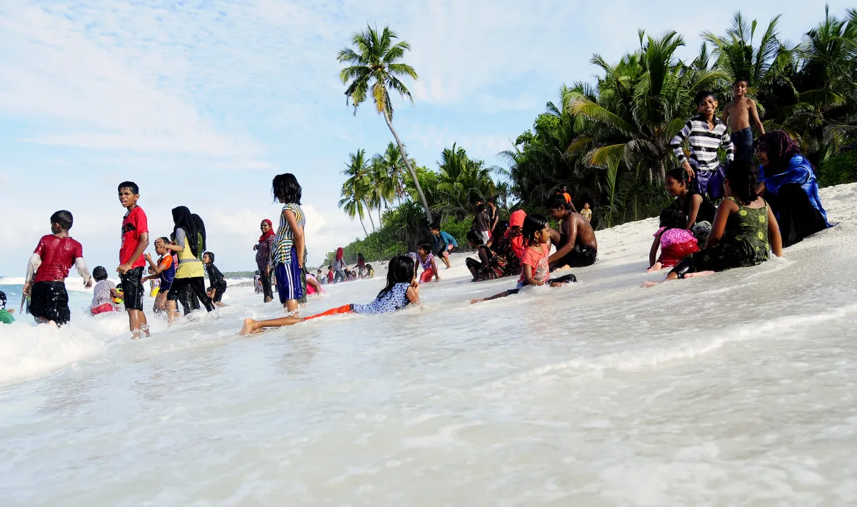 Maldivian families celebrating Maahefun at Fuvahmulah beach