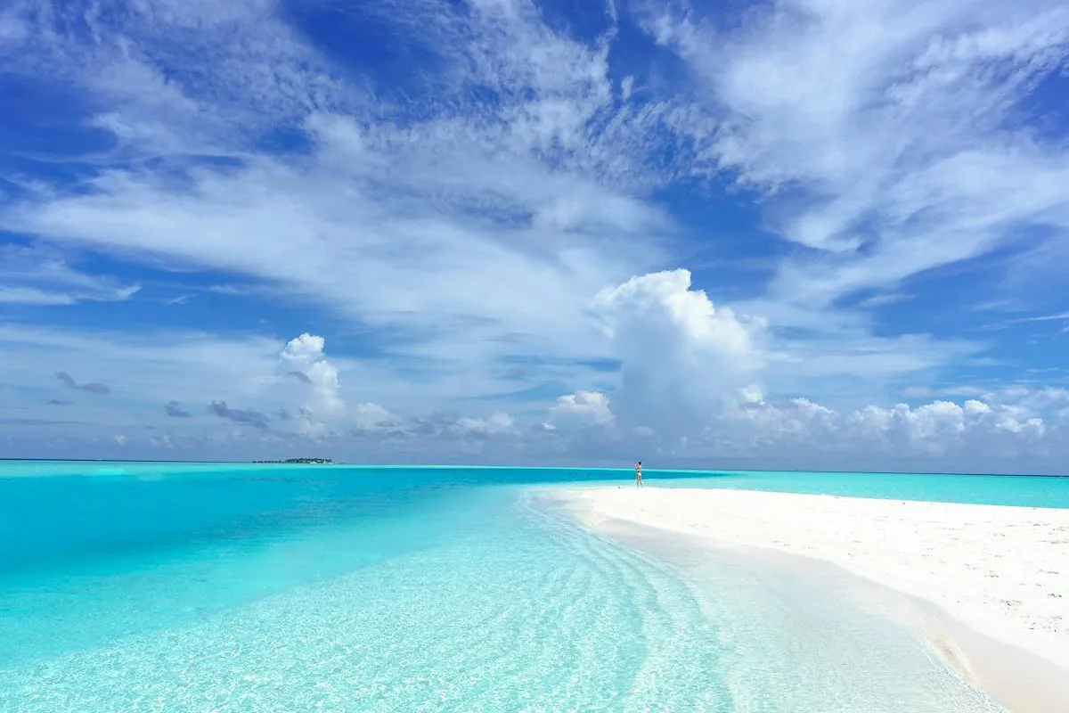 Beach with turquoise water on Rasdhoo island, Maldives
